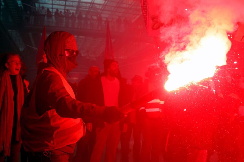 Protesters are burning flares in the headoffice of BlackRock company in Paris.