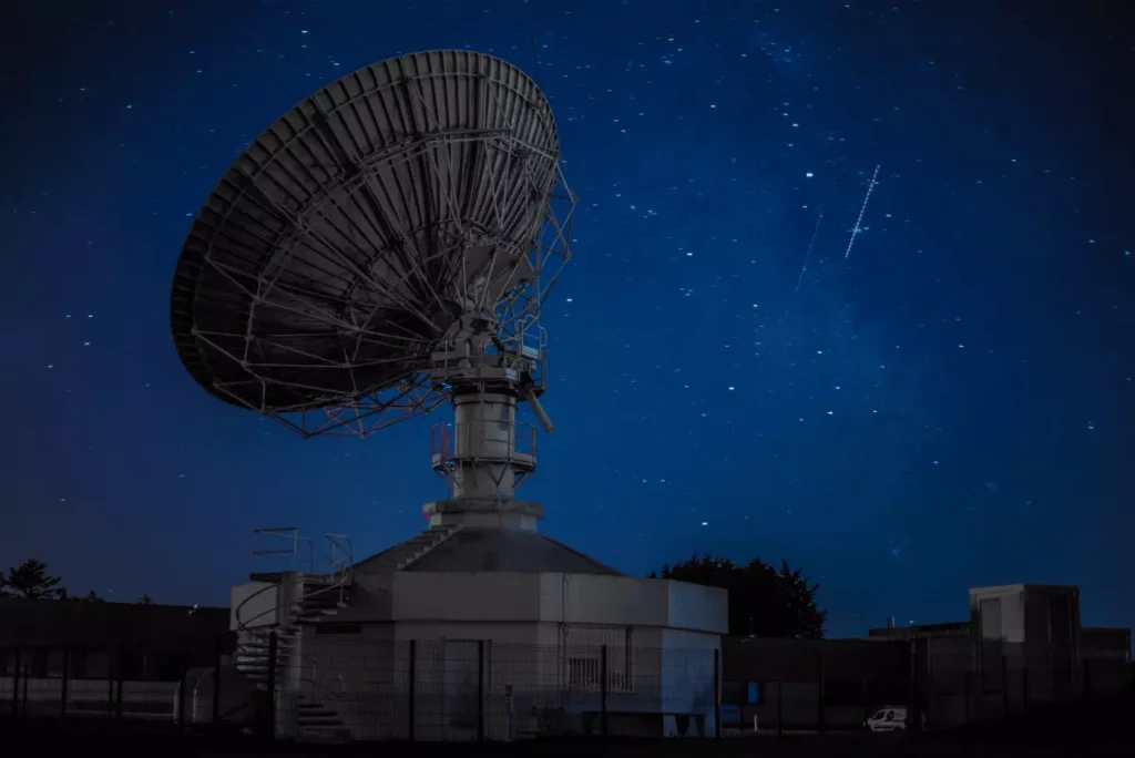 Big radio telescope pointed for deep space scanning