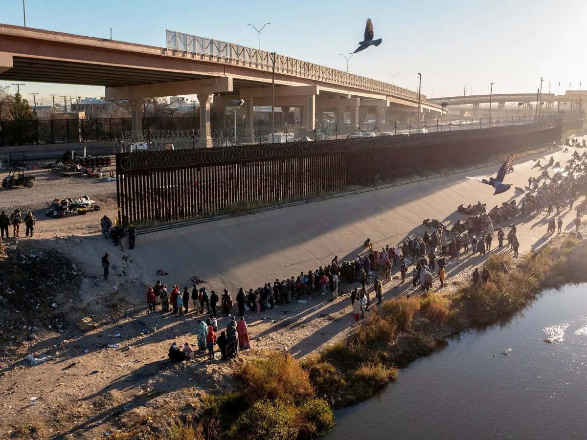 People are people to cross the us-mexico boarder