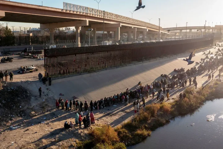 People are people to cross the us-mexico boarder